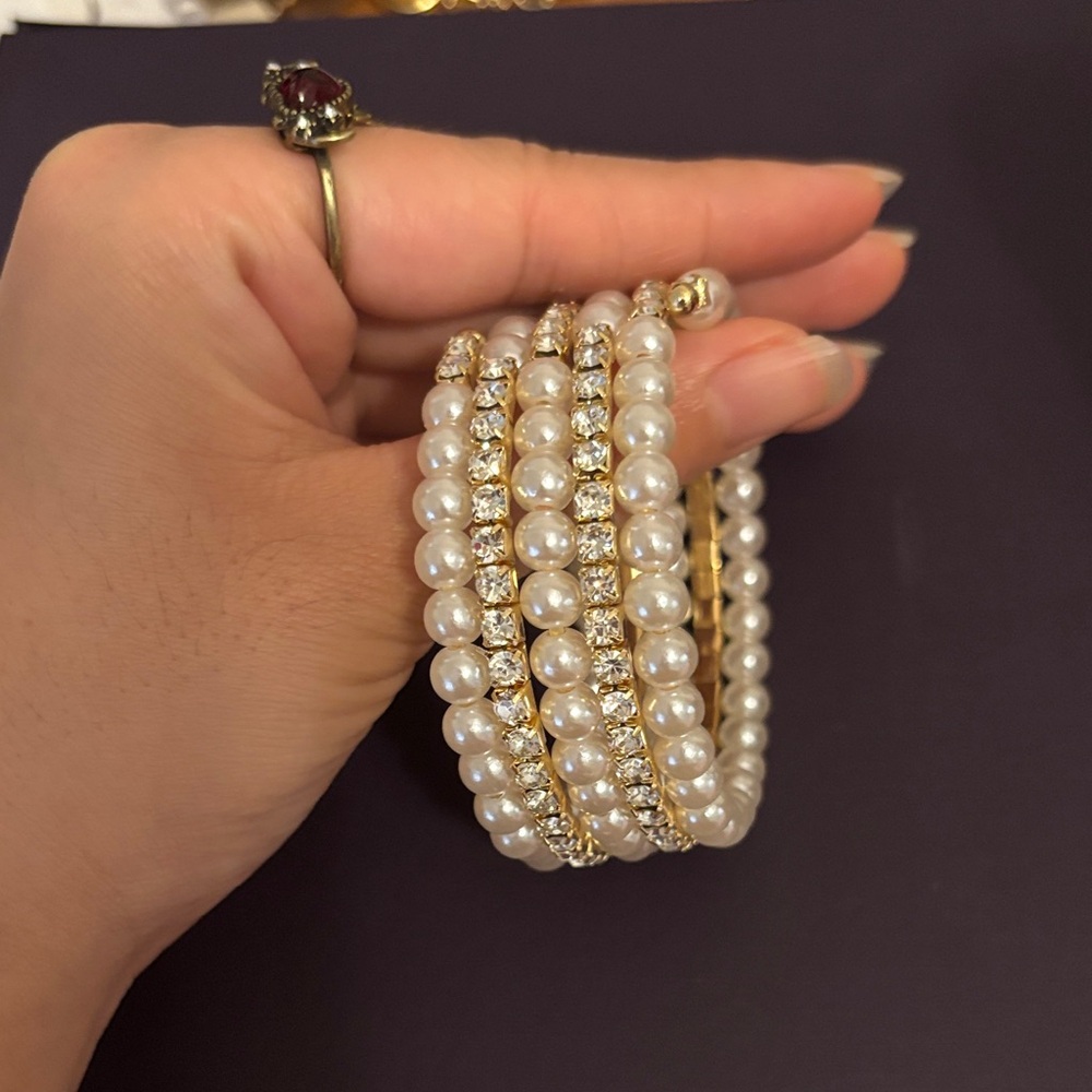 Elegant Pearl and Gold Bracelet